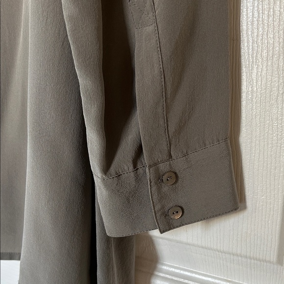 Women’s Silk Button-Up Shirt - Picture 4 of 5